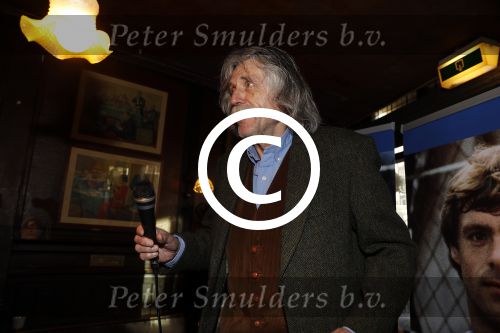 Amsterdam 25 november 2016
Boekpresentatie Johnny Rep bij cafe Scheltema. Johan Derksen reikt eerste exemplaar uit aan Heinz Stuy . Het boek is geschreven door  Mark v d Heuvel.