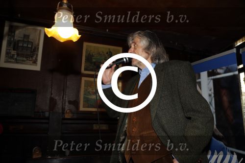 Amsterdam 25 november 2016
Boekpresentatie Johnny Rep bij cafe Scheltema. Johan Derksen reikt eerste exemplaar uit aan Heinz Stuy . Het boek is geschreven door  Mark v d Heuvel.