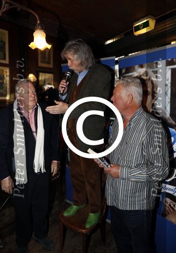 Amsterdam 25 november 2016
Boekpresentatie Johnny Rep bij cafe Scheltema. Johan Derksen reikt eerste exemplaar uit aan Heinz Stuy . Het boek is geschreven door  Mark v d Heuvel.