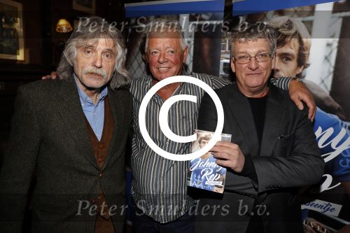 Amsterdam 25 november 2016
Boekpresentatie Johnny Rep bij cafe Scheltema. Johan Derksen reikt eerste exemplaar uit aan Heinz Stuy . Het boek is geschreven door  Mark v d Heuvel.