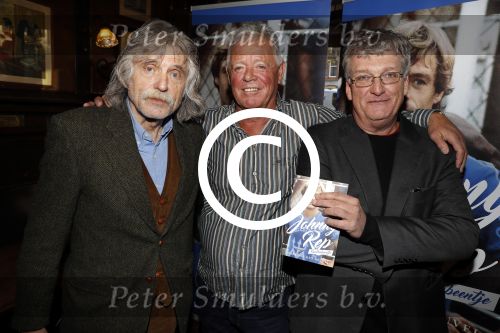 Amsterdam 25 november 2016
Boekpresentatie Johnny Rep bij cafe Scheltema. Johan Derksen reikt eerste exemplaar uit aan Heinz Stuy . Het boek is geschreven door  Mark v d Heuvel.