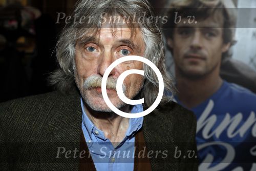Amsterdam 25 november 2016
Boekpresentatie Johnny Rep bij cafe Scheltema. Johan Derksen reikt eerste exemplaar uit aan Heinz Stuy . Het boek is geschreven door  Mark v d Heuvel.