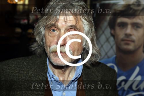 Amsterdam 25 november 2016
Boekpresentatie Johnny Rep bij cafe Scheltema. Johan Derksen reikt eerste exemplaar uit aan Heinz Stuy . Het boek is geschreven door  Mark v d Heuvel.