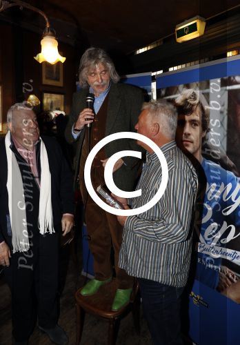 Amsterdam 25 november 2016
Boekpresentatie Johnny Rep bij cafe Scheltema. Johan Derksen reikt eerste exemplaar uit aan Heinz Stuy . Het boek is geschreven door  Mark v d Heuvel.