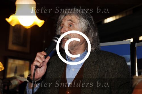 Amsterdam 25 november 2016
Boekpresentatie Johnny Rep bij cafe Scheltema. Johan Derksen reikt eerste exemplaar uit aan Heinz Stuy . Het boek is geschreven door  Mark v d Heuvel.