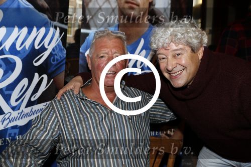 Amsterdam 25 november 2016
Boekpresentatie Johnny Rep bij cafe Scheltema. Johan Derksen reikt eerste exemplaar uit aan Heinz Stuy . Het boek is geschreven door  Mark v d Heuvel. Johnny met David Endt