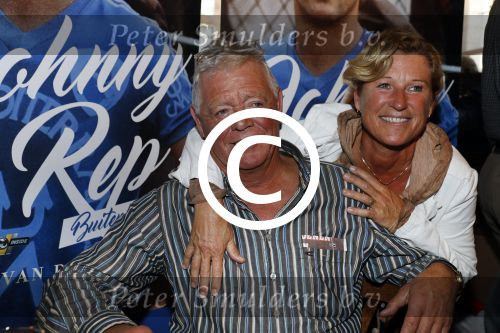 Amsterdam 25 november 2016
Boekpresentatie Johnny Rep bij cafe Scheltema. Johan Derksen reikt eerste exemplaar uit aan Heinz Stuy . Het boek is geschreven door  Mark v d Heuvel. Johnny met zijn vriendin