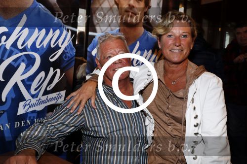 Amsterdam 25 november 2016
Boekpresentatie Johnny Rep bij cafe Scheltema. Johan Derksen reikt eerste exemplaar uit aan Heinz Stuy . Het boek is geschreven door  Mark v d Heuvel. Johnny met zijn vriendin