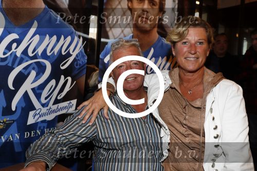 Amsterdam 25 november 2016
Boekpresentatie Johnny Rep bij cafe Scheltema. Johan Derksen reikt eerste exemplaar uit aan Heinz Stuy . Het boek is geschreven door  Mark v d Heuvel. Johnny met zijn vriendin