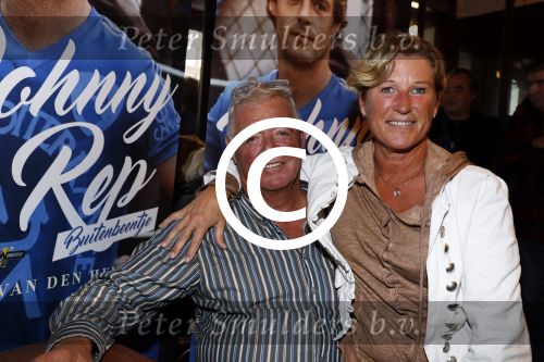 Amsterdam 25 november 2016
Boekpresentatie Johnny Rep bij cafe Scheltema. Johan Derksen reikt eerste exemplaar uit aan Heinz Stuy . Het boek is geschreven door  Mark v d Heuvel. Johnny met zijn vriendin