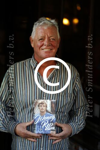 Amsterdam 25 november 2016
Boekpresentatie Johnny Rep bij cafe Scheltema. Johan Derksen reikt eerste exemplaar uit aan Heinz Stuy . Het boek is geschreven door  Mark v d Heuvel.