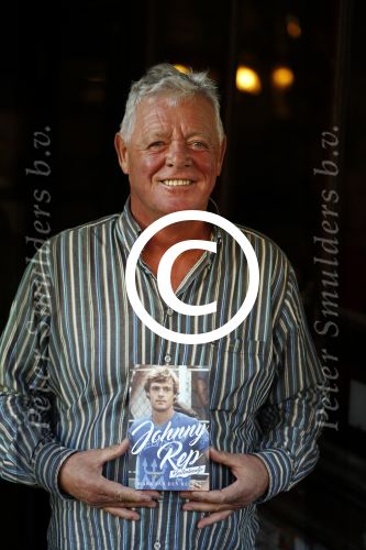 Amsterdam 25 november 2016
Boekpresentatie Johnny Rep bij cafe Scheltema. Johan Derksen reikt eerste exemplaar uit aan Heinz Stuy . Het boek is geschreven door  Mark v d Heuvel.