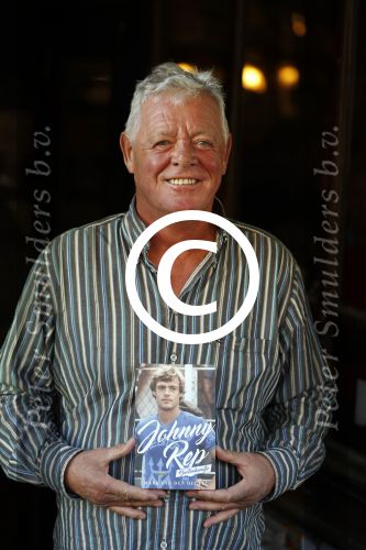 Amsterdam 25 november 2016
Boekpresentatie Johnny Rep bij cafe Scheltema. Johan Derksen reikt eerste exemplaar uit aan Heinz Stuy . Het boek is geschreven door  Mark v d Heuvel.