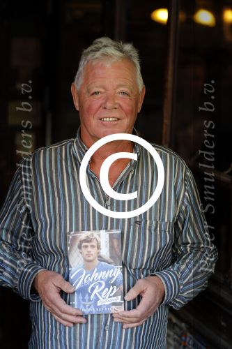 Amsterdam 25 november 2016
Boekpresentatie Johnny Rep bij cafe Scheltema. Johan Derksen reikt eerste exemplaar uit aan Heinz Stuy . Het boek is geschreven door  Mark v d Heuvel.