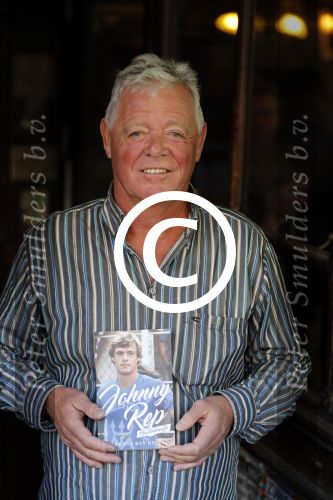 Amsterdam 25 november 2016
Boekpresentatie Johnny Rep bij cafe Scheltema. Johan Derksen reikt eerste exemplaar uit aan Heinz Stuy . Het boek is geschreven door  Mark v d Heuvel.