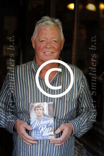 Amsterdam 25 november 2016
Boekpresentatie Johnny Rep bij cafe Scheltema. Johan Derksen reikt eerste exemplaar uit aan Heinz Stuy . Het boek is geschreven door  Mark v d Heuvel.