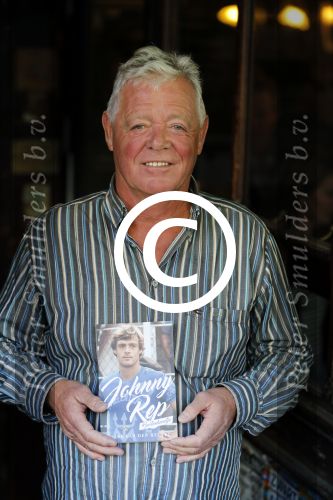 Amsterdam 25 november 2016
Boekpresentatie Johnny Rep bij cafe Scheltema. Johan Derksen reikt eerste exemplaar uit aan Heinz Stuy . Het boek is geschreven door  Mark v d Heuvel.