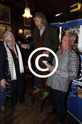 Amsterdam 25 november 2016
Boekpresentatie Johnny Rep bij cafe Scheltema. Johan Derksen reikt eerste exemplaar uit aan Heinz Stuy . Het boek is geschreven door  Mark v d Heuvel.
