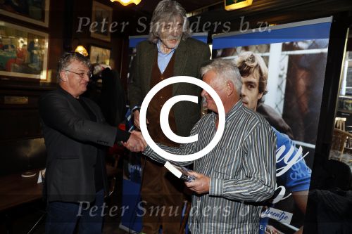 Amsterdam 25 november 2016
Boekpresentatie Johnny Rep bij cafe Scheltema. Johan Derksen reikt eerste exemplaar uit aan Heinz Stuy . Het boek is geschreven door  Mark v d Heuvel.