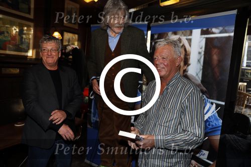 Amsterdam 25 november 2016
Boekpresentatie Johnny Rep bij cafe Scheltema. Johan Derksen reikt eerste exemplaar uit aan Heinz Stuy . Het boek is geschreven door  Mark v d Heuvel.
