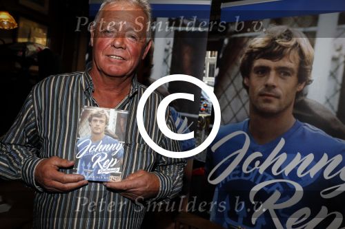 Amsterdam 25 november 2016
Boekpresentatie Johnny Rep bij cafe Scheltema. Johan Derksen reikt eerste exemplaar uit aan Heinz Stuy . Het boek is geschreven door  Mark v d Heuvel.