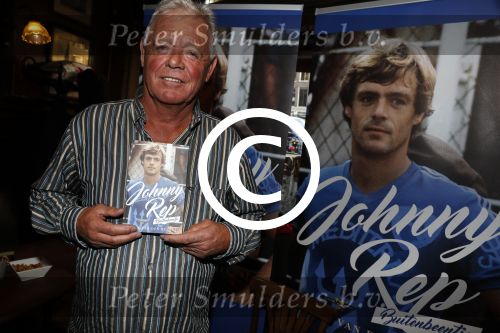 Amsterdam 25 november 2016
Boekpresentatie Johnny Rep bij cafe Scheltema. Johan Derksen reikt eerste exemplaar uit aan Heinz Stuy . Het boek is geschreven door  Mark v d Heuvel.