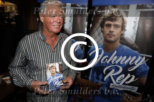 Amsterdam 25 november 2016
Boekpresentatie Johnny Rep bij cafe Scheltema. Johan Derksen reikt eerste exemplaar uit aan Heinz Stuy . Het boek is geschreven door  Mark v d Heuvel.