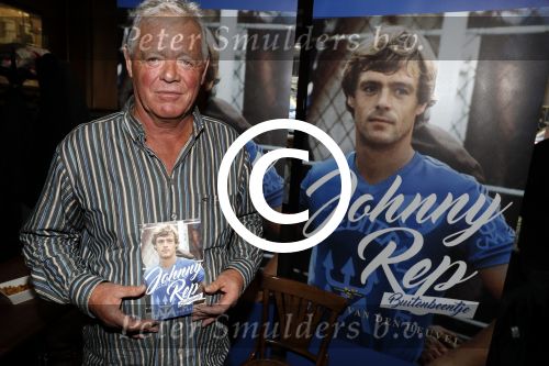 Amsterdam 25 november 2016
Boekpresentatie Johnny Rep bij cafe Scheltema. Johan Derksen reikt eerste exemplaar uit aan Heinz Stuy . Het boek is geschreven door  Mark v d Heuvel.