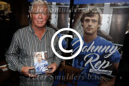 Amsterdam 25 november 2016
Boekpresentatie Johnny Rep bij cafe Scheltema. Johan Derksen reikt eerste exemplaar uit aan Heinz Stuy . Het boek is geschreven door  Mark v d Heuvel.