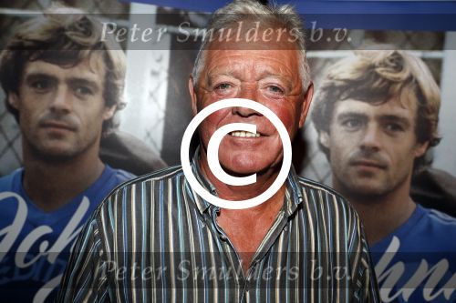 Amsterdam 25 november 2016
Boekpresentatie Johnny Rep bij cafe Scheltema. Johan Derksen reikt eerste exemplaar uit aan Heinz Stuy . Het boek is geschreven door  Mark v d Heuvel.