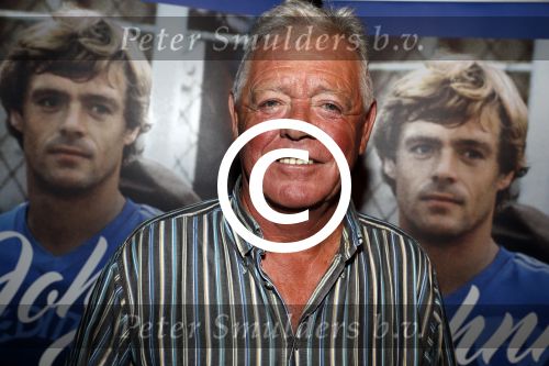 Amsterdam 25 november 2016
Boekpresentatie Johnny Rep bij cafe Scheltema. Johan Derksen reikt eerste exemplaar uit aan Heinz Stuy . Het boek is geschreven door  Mark v d Heuvel.