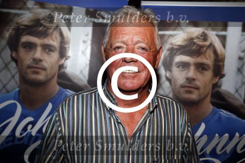 Amsterdam 25 november 2016
Boekpresentatie Johnny Rep bij cafe Scheltema. Johan Derksen reikt eerste exemplaar uit aan Heinz Stuy . Het boek is geschreven door  Mark v d Heuvel.