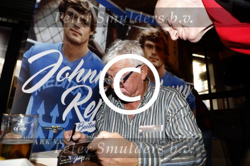 Amsterdam 25 november 2016
Boekpresentatie Johnny Rep bij cafe Scheltema. Johan Derksen reikt eerste exemplaar uit aan Heinz Stuy . Het boek is geschreven door  Mark v d Heuvel.
