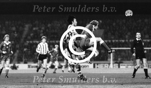 Eindhoven, 24 Oktober Seizoen 1981/1982
PSV-AJAX, eindstand 3-0
Jung Moo in duel met Huh Wim Jansen