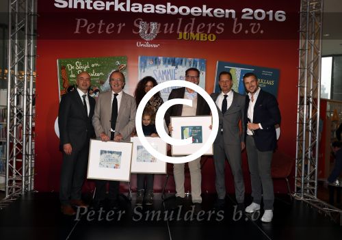 Amsterdam 14 november 2016
Winston Gerschtanowitz presenteerde de nieuwe sinterklaasboeken van Jumbo gemaakt door Katja  en Wim Schuurman Albert Verlinde en Wesley Sneijder die helaas niet aanwezig kon zijn in de Bibliotheek van Amsterdam. Katja had dochter Sammie mee genomen.