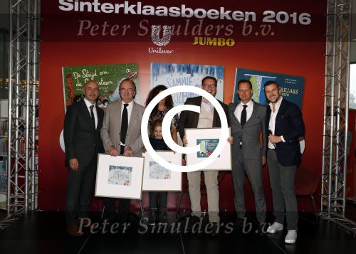 Amsterdam 14 november 2016
Winston Gerschtanowitz presenteerde de nieuwe sinterklaasboeken van Jumbo gemaakt door Katja  en Wim Schuurman Albert Verlinde en Wesley Sneijder die helaas niet aanwezig kon zijn in de Bibliotheek van Amsterdam. Katja had dochter Sammie mee genomen.