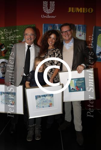 Amsterdam 14 november 2016
Winston Gerschtanowitz presenteerde de nieuwe sinterklaasboeken van Jumbo gemaakt door Katja  en Wim Schuurman Albert Verlinde en Wesley Sneijder die helaas niet aanwezig kon zijn in de Bibliotheek van Amsterdam. Katja had dochter Sammie mee genomen.