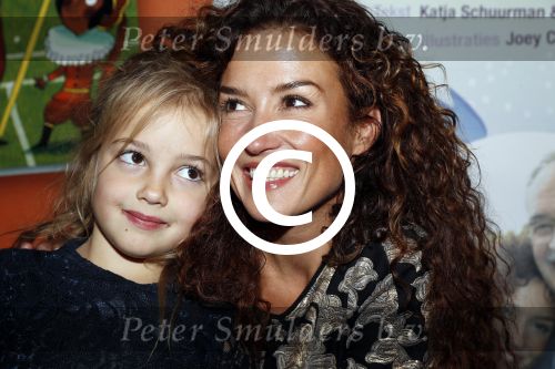 Amsterdam 14 november 2016
Winston Gerschtanowitz presenteerde de nieuwe sinterklaasboeken van Jumbo gemaakt door Katja  en Wim Schuurman Albert Verlinde en Wesley Sneijder die helaas niet aanwezig kon zijn in de Bibliotheek van Amsterdam. Katja had dochter Sammie mee genomen.