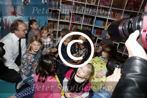 Amsterdam 14 november 2016
Winston Gerschtanowitz presenteerde de nieuwe sinterklaasboeken van Jumbo gemaakt door Katja  en Wim Schuurman Albert Verlinde en Wesley Sneijder die helaas niet aanwezig kon zijn in de Bibliotheek van Amsterdam. Katja had dochter Sammie mee genomen.