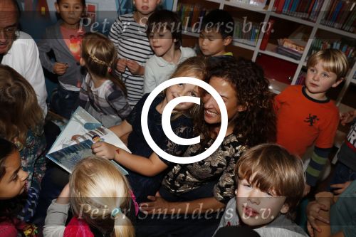 Amsterdam 14 november 2016
Winston Gerschtanowitz presenteerde de nieuwe sinterklaasboeken van Jumbo gemaakt door Katja  en Wim Schuurman Albert Verlinde en Wesley Sneijder die helaas niet aanwezig kon zijn in de Bibliotheek van Amsterdam. Katja had dochter Sammie mee genomen.