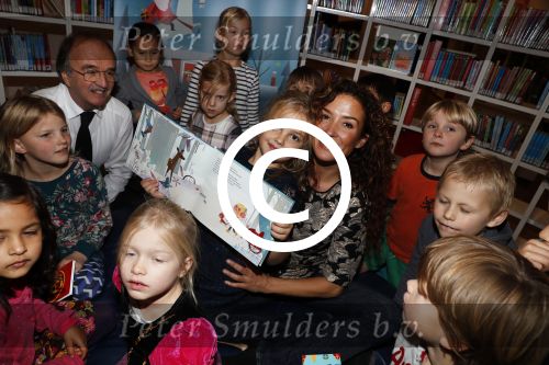 Amsterdam 14 november 2016
Winston Gerschtanowitz presenteerde de nieuwe sinterklaasboeken van Jumbo gemaakt door Katja  en Wim Schuurman Albert Verlinde en Wesley Sneijder die helaas niet aanwezig kon zijn in de Bibliotheek van Amsterdam. Katja had dochter Sammie mee genomen.