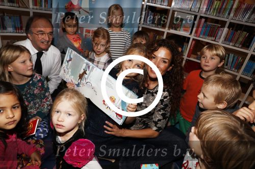 Amsterdam 14 november 2016
Winston Gerschtanowitz presenteerde de nieuwe sinterklaasboeken van Jumbo gemaakt door Katja  en Wim Schuurman Albert Verlinde en Wesley Sneijder die helaas niet aanwezig kon zijn in de Bibliotheek van Amsterdam. Katja had dochter Sammie mee genomen.