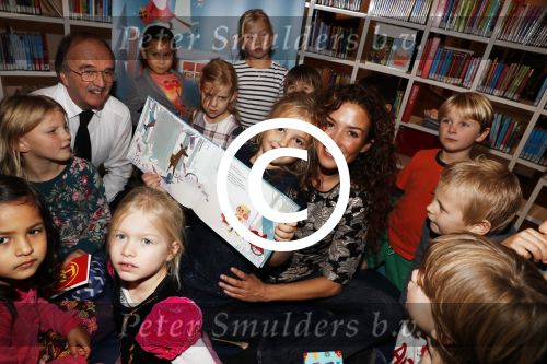 Amsterdam 14 november 2016
Winston Gerschtanowitz presenteerde de nieuwe sinterklaasboeken van Jumbo gemaakt door Katja  en Wim Schuurman Albert Verlinde en Wesley Sneijder die helaas niet aanwezig kon zijn in de Bibliotheek van Amsterdam. Katja had dochter Sammie mee genomen.