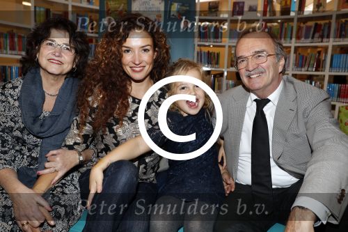 Amsterdam 14 november 2016
Winston Gerschtanowitz presenteerde de nieuwe sinterklaasboeken van Jumbo gemaakt door Katja  en Wim Schuurman Albert Verlinde en Wesley Sneijder die helaas niet aanwezig kon zijn in de Bibliotheek van Amsterdam. Katja had dochter Sammie mee genomen.