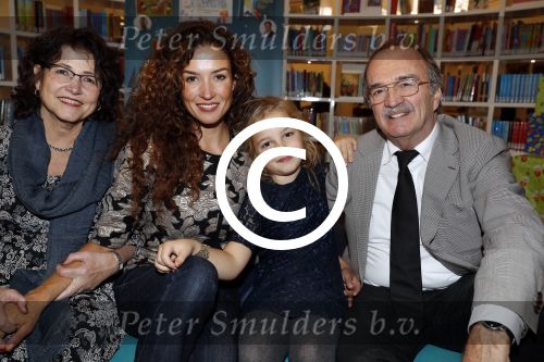 Amsterdam 14 november 2016
Winston Gerschtanowitz presenteerde de nieuwe sinterklaasboeken van Jumbo gemaakt door Katja  en Wim Schuurman Albert Verlinde en Wesley Sneijder die helaas niet aanwezig kon zijn in de Bibliotheek van Amsterdam. Katja had dochter Sammie mee genomen.