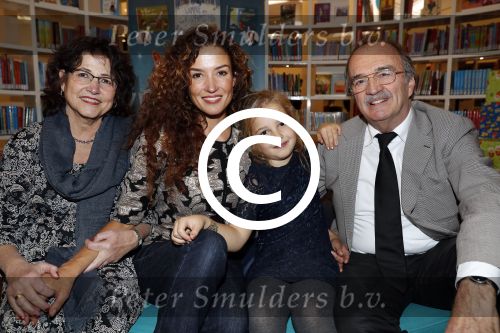 Amsterdam 14 november 2016
Winston Gerschtanowitz presenteerde de nieuwe sinterklaasboeken van Jumbo gemaakt door Katja  en Wim Schuurman Albert Verlinde en Wesley Sneijder die helaas niet aanwezig kon zijn in de Bibliotheek van Amsterdam. Katja had dochter Sammie mee genomen.