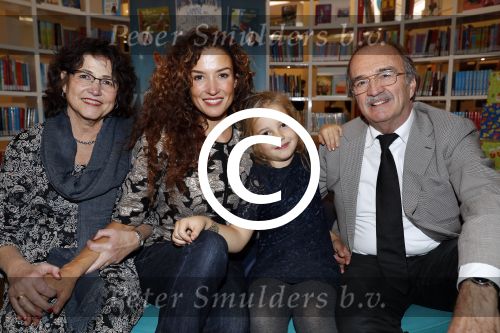 Amsterdam 14 november 2016
Winston Gerschtanowitz presenteerde de nieuwe sinterklaasboeken van Jumbo gemaakt door Katja  en Wim Schuurman Albert Verlinde en Wesley Sneijder die helaas niet aanwezig kon zijn in de Bibliotheek van Amsterdam. Katja had dochter Sammie mee genomen.