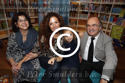 Amsterdam 14 november 2016
Winston Gerschtanowitz presenteerde de nieuwe sinterklaasboeken van Jumbo gemaakt door Katja  en Wim Schuurman Albert Verlinde en Wesley Sneijder die helaas niet aanwezig kon zijn in de Bibliotheek van Amsterdam. Katja had dochter Sammie mee genomen.