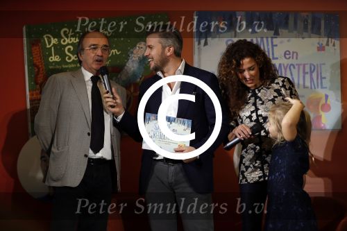 Amsterdam 14 november 2016
Winston Gerschtanowitz presenteerde de nieuwe sinterklaasboeken van Jumbo gemaakt door Katja  en Wim Schuurman Albert Verlinde en Wesley Sneijder die helaas niet aanwezig kon zijn in de Bibliotheek van Amsterdam. Katja had dochter Sammie mee genomen.