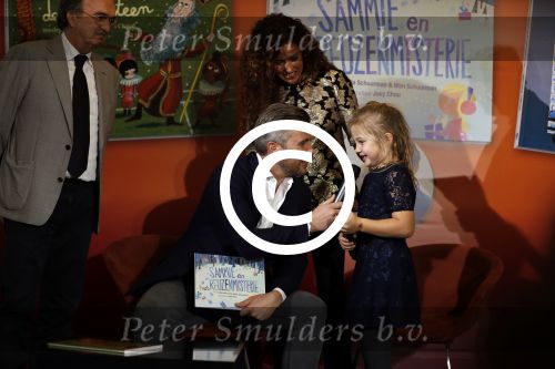 Amsterdam 14 november 2016
Winston Gerschtanowitz presenteerde de nieuwe sinterklaasboeken van Jumbo gemaakt door Katja  en Wim Schuurman Albert Verlinde en Wesley Sneijder die helaas niet aanwezig kon zijn in de Bibliotheek van Amsterdam. Katja had dochter Sammie mee genomen.
